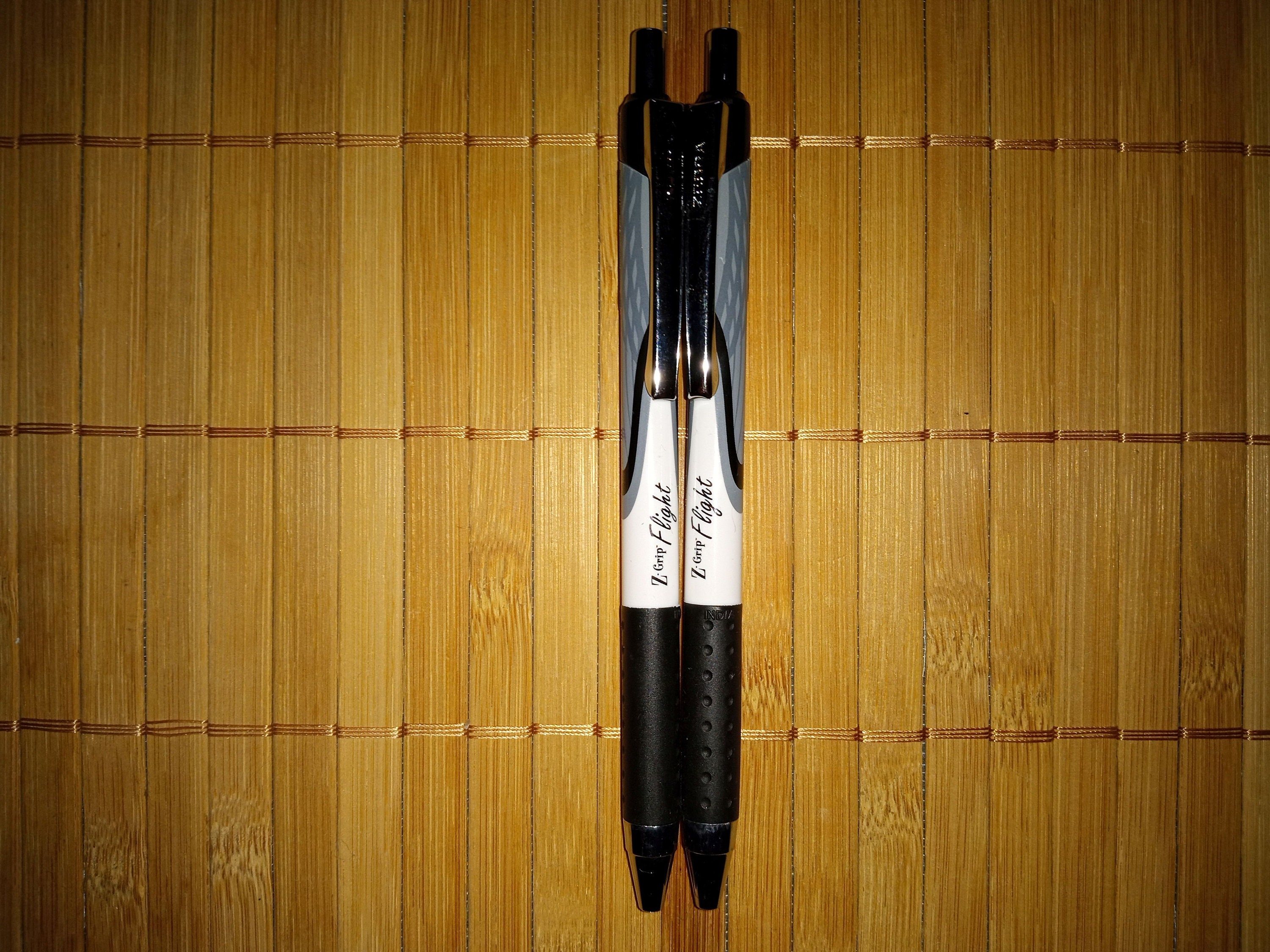 Stylos à Bille Zebra Z-Grip Flight - Pointe 1.2mm, Encre Noire, Lot De 3, Corps Caoutchouc Confort, Clip Poche