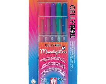 Può includere: Un pacchetto di cinque penne gel Gelly Roll Moonlight 06. Le penne sono in una confezione di plastica trasparente con uno schema di colori rosa, viola, verde acqua e blu. Le penne hanno una punta fine da 0,3 mm e una punta a sfera da 0,6 mm.