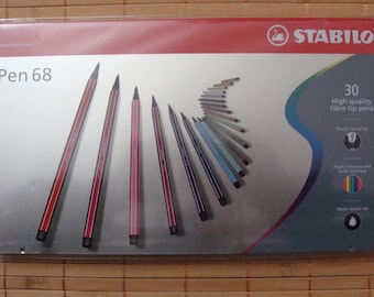 Pennarelli per calligrafia Stabilo "Never Bleed or Smear" a punta fine, 30 colori, pennarelli colorati; 1,0 mm, punta; 30 colori; disegno, manga; set di lattine di metallo