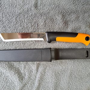 Harvesting Knife with Half Serrated Edge, Gardening Tool, Flat Tip Blade, Sheath, Perfect for Thick Stalks and Stems, Fiskars 340150-1001