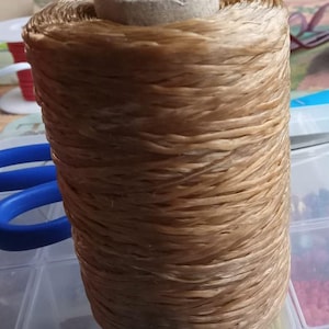 Tendón de ciervo artificial marrón claro, cordón encerado natural plano, hilo de poliéster, abalorios, cuero, manualidades con teñido anudado, costura, 5 capas de tendón