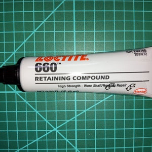 Puede incluir: Un tubo blanco de compuesto de retención Loctite 660. El tubo está etiquetado "Alta resistencia - Eje desgastado/Reparación de la carcasa". El tubo es de 0,29 fl oz (6 ml).