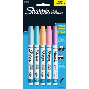 Könnte beinhalten: Eine Packung Sharpie Paint Marker in Blau, Türkis, Pfirsich, Pink und Lavendel. Die wasserbasierten Marker haben extrafeine Spitzen. Die Verpackung weist auf die Verwendung für Papier und Fenster hin.
