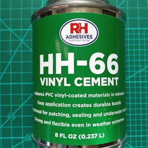 Könnte beinhalten: Eine grüne Dose HH-66 Vinyl-Kleber mit einem silbernen Deckel. Die Dose ist mit dem Text "RH Adhesives The Right Glue" und Gebrauchsanweisungen beschriftet. Die Dose enthält 8 Flüssigunzen (0,237 Liter) Kleber.