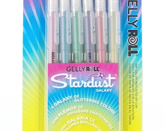 Può includere: Una confezione di sei penne Gelly Roll Stardust Galaxy. Le penne sono in colori pastello, con cappucci trasparenti. La confezione presenta il testo "Ice Cream Smooth" e "A Galaxy of Glittering Colors."