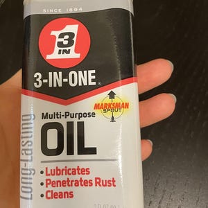 Puede incluir: Una botella blanca de aceite multiusos 3 en 1 con una tapa roja y un logotipo rojo y negro. La botella está etiquetada con el texto "Long-Lasting", "SINCE 1894", "3-IN-ONE", "Multi-Purpose OIL", "Lubricates", "Penetrates Rust", "Cleans" y "3 FL. OZ (88.7 ml)".