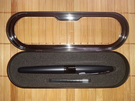 (Gift Box, Medium Nib, Metro metallic Chrome trim) - Parker Urban Fountain Pen, Metro Metallic with Medium Nib and Blue Ink Refill, 1931605 NEW Pilot Metropolitan Fountain Pen Grey Houndstooth Medium Nib +