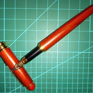 Red Rosewood Fountain Pen, Classic Vintage Style, Medium 0.7mm Nib, Calligraphy, Drawing, Inking