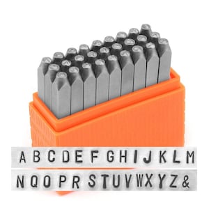 Juego de 28 sellos metálicos perforadores, letras mayúsculas, 2,5 mm, Sans Serif, fuente Arial; sellos de metal, madera, plástico y cuero.