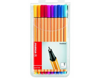 Puede incluir: Un paquete de 10 bolígrafos Stabilo point 88 de punta fina en colores surtidos, que incluyen amarillo, naranja, rojo, rosa, morado, azul y turquesa. Los bolígrafos están en un paquete de plástico transparente con un agujero para colgar. El paquete también presenta el logotipo de Stabilo y el texto "point 88" y "Fineliner".