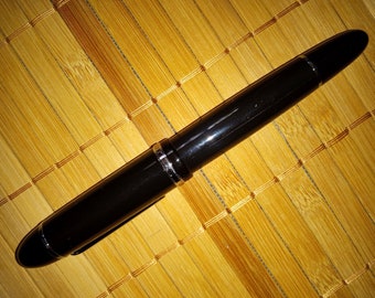 Pluma estilográfica clásica negra pesada, punta fina, detalles plateados y convertidor.