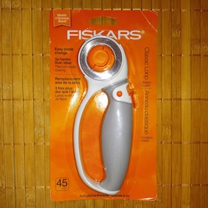Fiskars 45mm EasyChange Rotary Contour Cutter Soft Grip; Titanium Rotary Cutter Blade; Fabric, Crafts, Sewing, and Quilting; 195240-1001