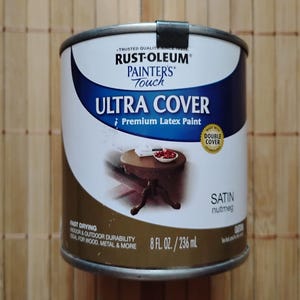 Puede incluir: Una lata de pintura látex de primera calidad Rust-Oleum Painters Touch Ultra Cover en satinado nuez moscada. La lata es de 8 onzas líquidas o 236 mililitros. Se seca rápidamente y proporciona durabilidad en interiores y exteriores. Ideal para madera, metal y más.