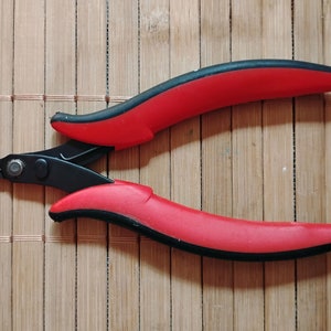 Needle Nose Pointed Micro Pliers with Smooth Jaws, 1.0mm Nose, Hakko Fine Work Jewelers Jewelry Beading Pliers, CHP PN-20-M