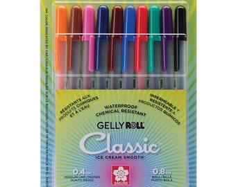 Può includere: Un pacchetto da 10 penne gel Gelly Roll Classic in colori assortiti. Le penne sono impermeabili e resistenti ai prodotti chimici. Il colore dell'inchiostro è indicato dal colore del cappuccio. Le penne hanno una linea media da 0,4 mm e una punta a sfera da 0,8 mm.