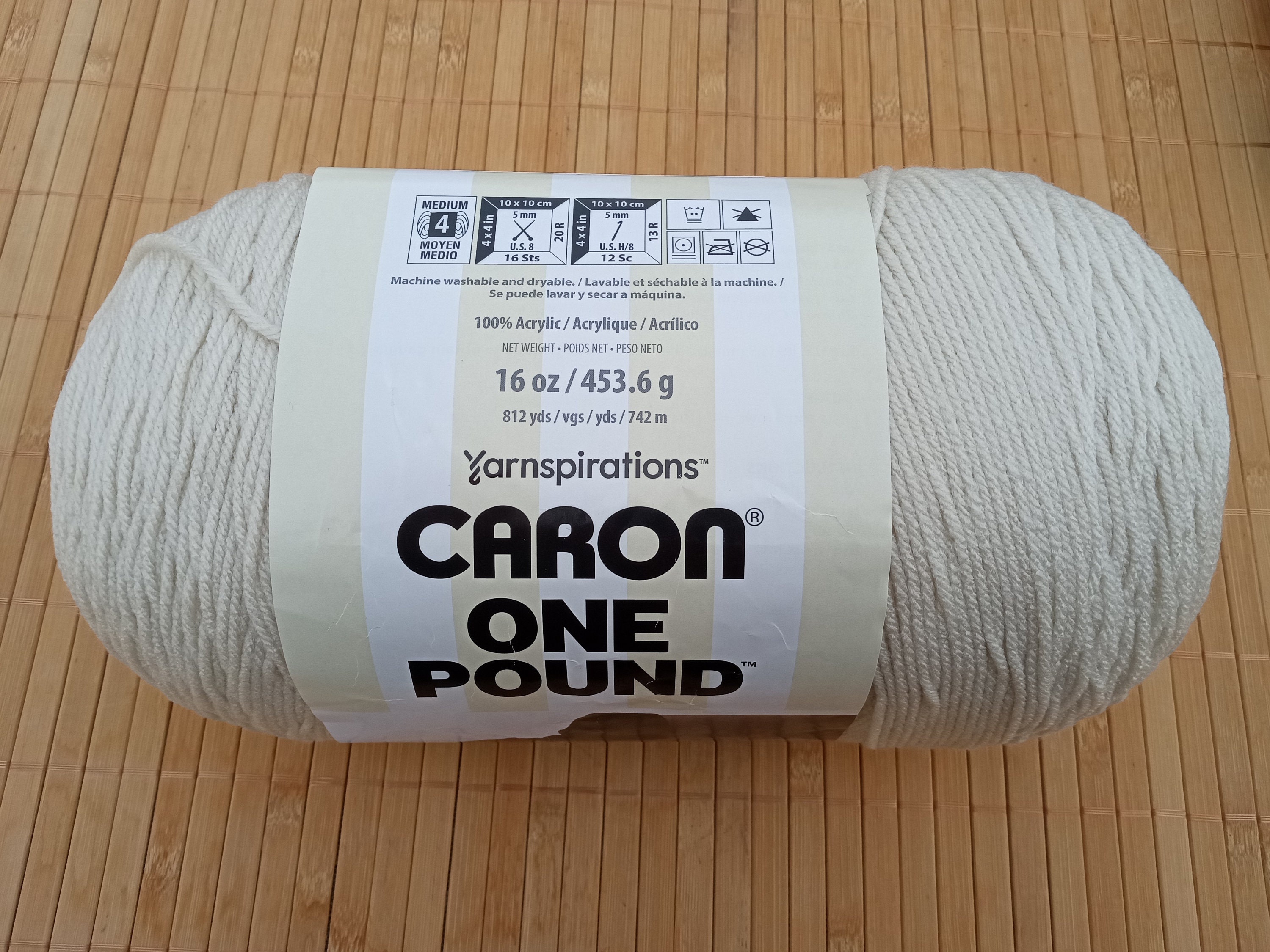 Cremefarbenes Caron One Pound Yarn, 10514, Großer One Pound Strang Acrylgarn, Blanc Casse, Lejos Blanco