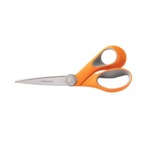 Le migliori forbici e cesoie artigianali professionali; Cucito Quilting Ricamo Sarti Sarti; Forbici piegate extra affilate Fiskars da 8 pollici con impugnatura morbida