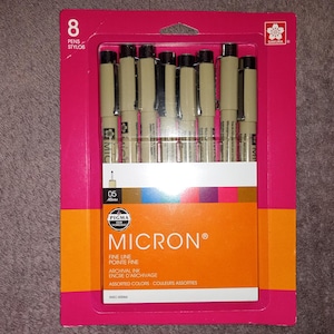 Puede incluir: Un paquete de 8 bolígrafos Sakura Micron Pigma Fine Line en colores surtidos. Los bolígrafos son de calidad de archivo y tienen una punta de 0,5 mm.