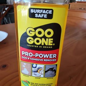 Puede incluir: Una botella de plástico transparente de Goo Gone Pro-Power, un quitapegamentos y adhesivos. La etiqueta amarilla presenta el texto "Surface Safe" y "Goo Gone". La botella contiene 473 ml del producto y está diseñada para eliminar cola de madera, adhesivo y grasa/alquitrán.