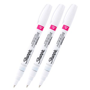 Könnte beinhalten: Drei weiße Sharpie-Farbstifte mit schwarzer Beschriftung. Die Stifte sind ölbasiert und tragen die Aufschrift "Paint/Peinture" und "White/Blanc" auf der Seite.