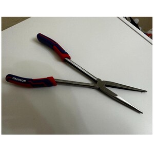 Puede incluir: Alicates de punta larga con mangos rojos y azules, con la palabra "WORKPRO" impresa en el mango.