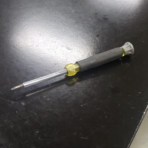 Zestaw wkrętaków elektronicznych 4 w 1 Klein Tools 32581 z 2 precyzyjnymi bitami płaskimi i 2 krzyżakowymi, idealny do bloków zaciskowych