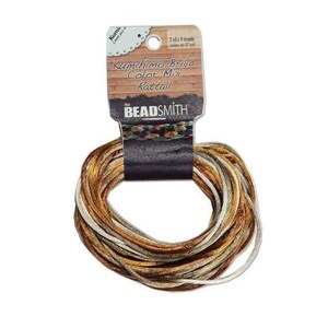 Op de afbeelding: Een spoel Kumihimo-vlechtwerk in een mix van bruin, goud en witte kleuren. Het label vermeldt "Kumihimo Braid Color Mix Rattail" en is van The Beadsmith.
