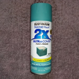 Puede incluir: Una lata de pintura y imprimación Rust-Oleum Painter's Touch 2X Ultra Cover en acabado satinado Vintage Teal. La lata es de 340 g (12 oz) y es adecuada para su uso en madera, metal, plástico y más.