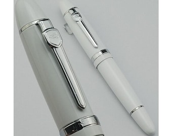 Pluma estilográfica clásica blanca pesada, punta mediana con detalles plateados, excelente pluma de tinta para escribir, caligrafía, dibujar y entintar.