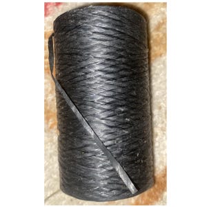 Tendón de ciervo artificial negro, cordón encerado plano, hilo de poliéster, abalorios, cuero, manualidades con teñido anudado, costura, 5 capas de tendón