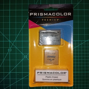 Puede incluir: Un paquete amarillo y blanco que contiene una goma de borrar de plástico de la marca Prismacolor Premier. La goma se empaqueta con una goma de borrar de caucho gris. El paquete tiene el texto "Prismacolor Premier" y "Goma de borrar de plástico" impreso en él.