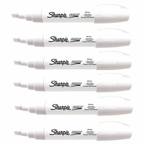 Könnte beinhalten: Sechs weiße Sharpie-Farbstifte. Die Stifte sind deckend und haben eine weiße Kappe. Der Text auf den Stiften lautet "Sharpie Paint White Opaque Paint Marker".