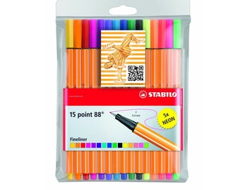 Puede incluir: Un paquete de 15 bolígrafos Stabilo point 88 fineliner con puntas de 0,4 mm. Los bolígrafos son de color naranja con tapas negras y vienen en una variedad de colores, incluidos 5 colores neón. El paquete también incluye un código QR y el texto "15 point 88" y "Fineliner".