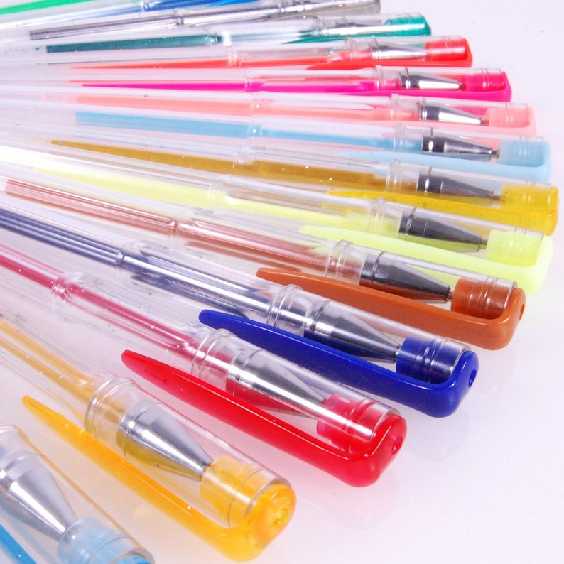 Геле вые. Гелевые ручки. Цветные гелевые ручки. Гелевые ручки на столе. Ручка гелевая разноцветная.
