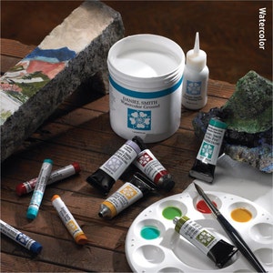 Puede incluir: Un conjunto de pinturas de acuarela Daniel Smith en tubos, un frasco de preparaci&oacute;n para acuarela y una paleta con un pincel. Los tubos est&aacute;n etiquetados como "Extra Fine Watercolors" y el frasco como "Watercolor Ground".