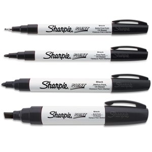 Könnte beinhalten: Vier schwarze Sharpie Paint Marker mit verschiedenen Spitzenstärken: extra fein, fein, mittel und dick. Jeder Marker ist mit "Sharpie Paint" und "Ölbasierter deckender Farbstift" beschriftet.