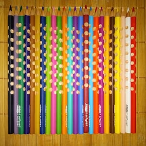 24 crayons triangulaires lisses de qualité supérieure à noyau épais ; Noyaux de 3,3 millimètres, 7 pouces de longueur ; Rainure de prang 28124