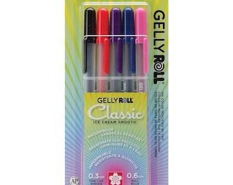 Può includere: Un pacchetto di cinque penne Gelly Roll Classic Ice Cream Smooth. Le penne sono di colore nero, rosso, viola, blu e rosa. Le penne sono a punta fine da 0,3 mm e a sfera da 0,6 mm.