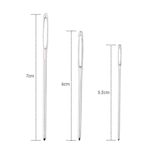 Op de afbeelding: Drie zilveren naaldtrekkers in verschillende lengtes. De langste naald is 7 cm lang, de middelste naald is 6 cm lang en de kortste naald is 5,2 cm lang.