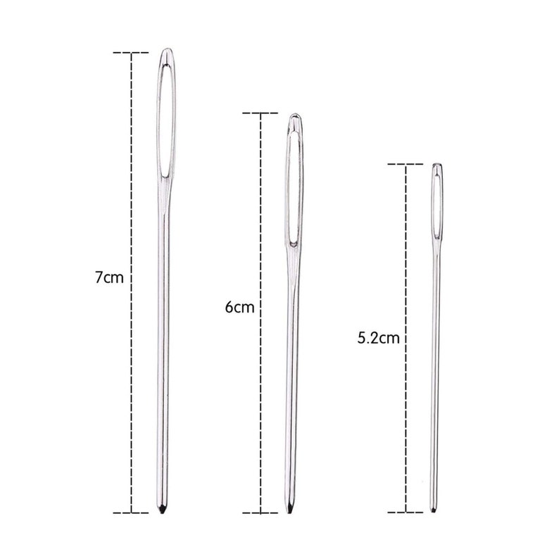 Op de afbeelding: Drie zilveren naaldtrekkers in verschillende lengtes. De langste naald is 7 cm lang, de middelste naald is 6 cm lang en de kortste naald is 5,2 cm lang.