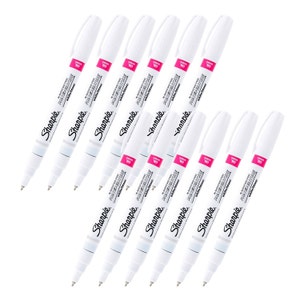 Könnte beinhalten: Zehn weiße Sharpie-Farbstifte mit einer rosa Kappe und dem Text "Oil Based Paint Marker" und "White/Blanc" auf der Seite des Stiftes.