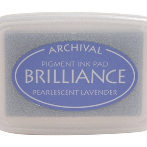 Tampone di inchiostro a pigmenti Tsukineko Brilliance blu lavanda perlescente; Cancellazione e timbratura in gomma, disegno, scrapbooking, illustrazione, creazioni con la carta