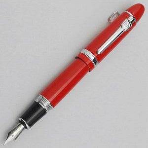Pluma estilográfica clásica Fyldepenne, color rojo intenso, punta mediana con detalles plateados, excelente pluma de tinta para escribir, caligrafía, dibujar y entintar.