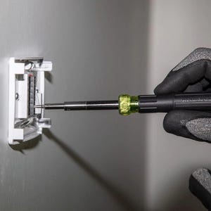 Elektroniczny wkrętak precyzyjny 14 w 1, bity płaskie, krzyżakowe i TORX z zabezpieczeniem przed manipulacją, klucze nasadowe, Klein Tools 32314