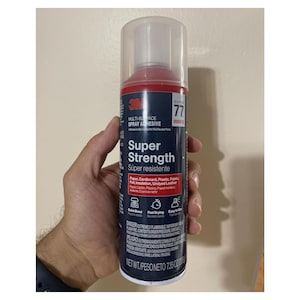 Puede incluir: Una lata de adhesivo en aerosol multi-superficie 3M Super 77. La lata es roja y azul marino con texto blanco. La etiqueta indica que es para papel, cartón, plástico, tela, papel de aluminio, aislamiento y cuero sin teñir. Peso neto 208,45 gramos.
