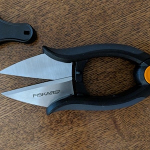 12 cm Fiskars Kräutergarten-Schere, Garten-Krautschere, Handschere mit Scheide und SoftGrip-Griff, spülmaschinenfest
