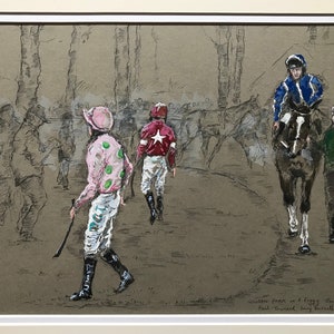 Op de afbeelding: Een zwart-witte tekening van een paardenrace. De jockey op de voorgrond draagt een blauw-wit gestreept jack. Het paard is bruin en heeft een witte bles op zijn neus. De jockey draagt een witte helm en heeft een zweep in zijn hand. De tekening is getiteld "Hudson Park on a Foggy 25th Race" en is gesigneerd door Paul Townsend, Tony Russell en Robin Peat.