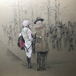 Op de afbeelding: Een zwart-witte potloodtekening van een jockey in een roze en groen gepolkadot shirt en een witte broek die met een man in een bruine jas en hoed praat. De tekening is gemaakt tegen een achtergrond van bomen en andere mensen.