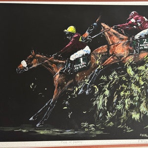 Op de afbeelding: Een schilderij van twee paarden die over een hek springen, met jockeys in rode en gele zijden. De paarden zijn in de lucht, met hun benen gestrekt. De achtergrond is zwart en het hek is gemaakt van groene struiken. Het schilderij is getiteld "Field of Dreams".