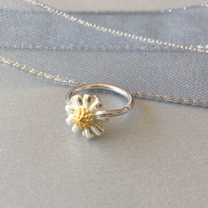 18G Dainty Daisy Helix Hoop Earring Minimalist 8MM Twist Tragus Hoop Silver Cartilage Ring Rook Ear Piercing Jewelry Flower Nose Ring Hoop